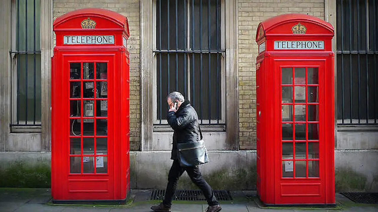 رجال الإطفاء يحررون رجلاً علق داخل كابينة هاتف بريطانية قديمة